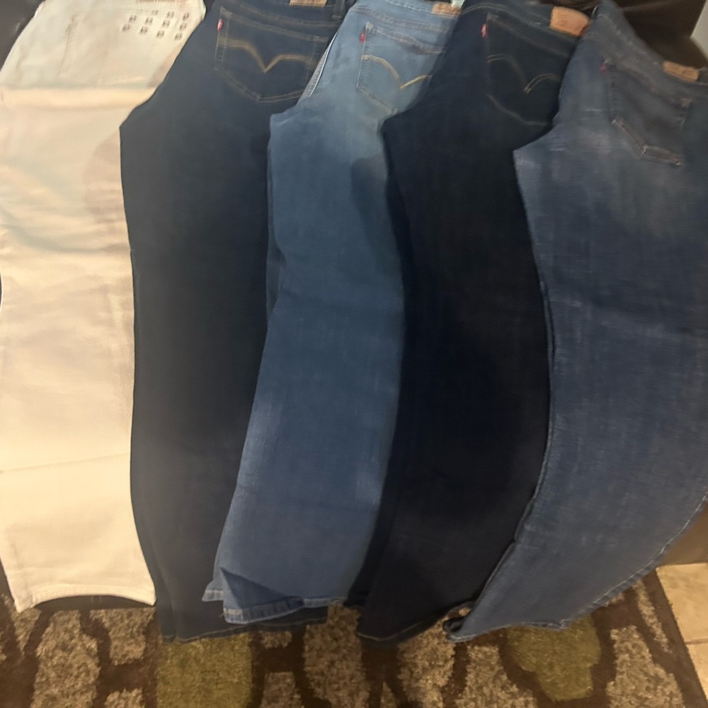 Women's Levi Jeans - 5 colors - Buy as a bundle.